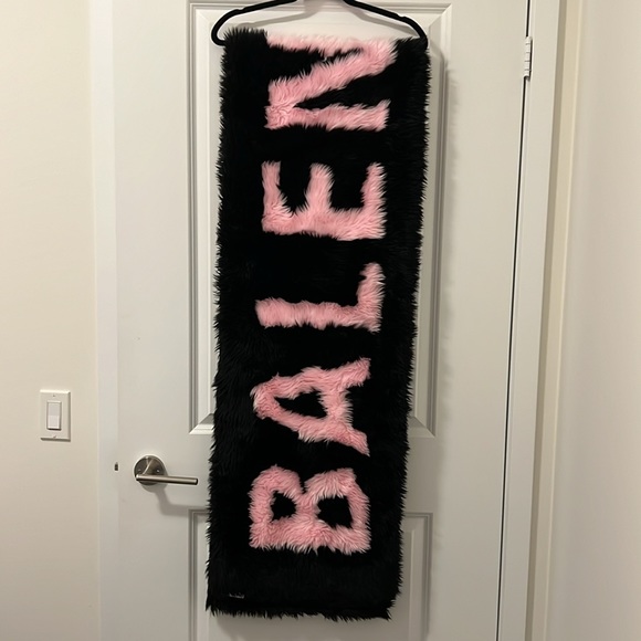 Balenciaga faux fur shawl - Picture 4 of 10